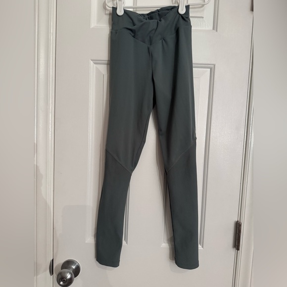 Zara Girls Leggings smooth on top part, texture on bottom, blue/gray?, size 9-10 - Picture 2 of 14